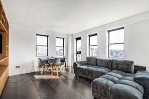 TV - Modern 1-Bedroom Flat with Panoramic Views - Pass the Keys (London)