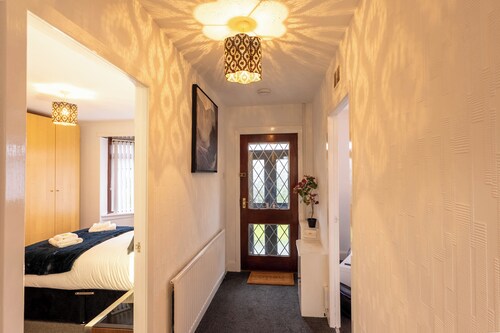Spacious Home | 10 mins to Airport & Braehead - Pass the Keys
