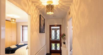 Spacious Home | 10 mins to Airport & Braehead - Pass the Keys