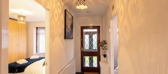 Spacious Home | 10 mins to Airport & Braehead - Pass the Keys