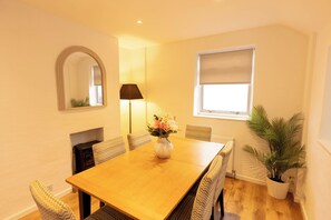 Dining - Spacious Home | 10 mins to Airport & Braehead - Pass the Keys (Renfrew)