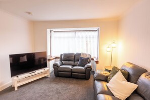 TV - Spacious Home | 10 mins to Airport & Braehead - Pass the Keys (Renfrew)