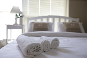 Een strijkplank/strijkijzer, gratis babybedden, gratis wifi, beddengoed