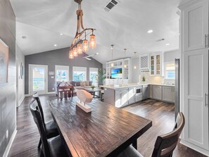 Dining - Seashell Shack on Shrimp, Sleeps 11 - 3 bedroom 2.5 Bath - Great View (Crystal Beach)