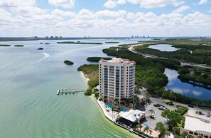 Exterior - 🌊Beachfront | Fabulous Views | Couples Getaway | Lovers Key #606🌊 (Bonita Springs)