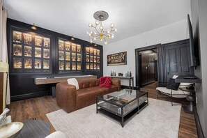 TV - German Village Grand Retreat (Columbus)