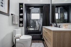 Hair dryer, towels - German Village Grand Retreat (Columbus)