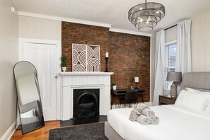 2 bedrooms, desk, WiFi - Short North Hideaway - Walkable & Pets Welcome (Columbus)