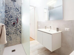 Shower, hair dryer, bidet, towels - Casa Liz - Morada - One Bedroom Apartment, Sleeps 4 (Quartu Santa Elena)