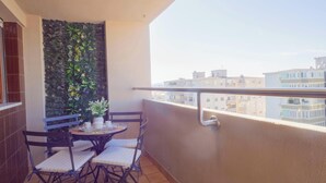 Outdoor dining - Casa Liz - Morada - One Bedroom Apartment, Sleeps 4 (Quartu Santa Elena)