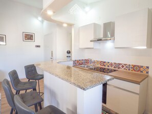 Fridge, oven, stovetop, coffee/tea maker - Casa Liz - Morada - One Bedroom Apartment, Sleeps 4 (Quartu Santa Elena)