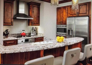 Private kitchen - Spacious 3-bedroom condo in excellent Vail with gym at the elegant Ritz-Carlton (Vail)