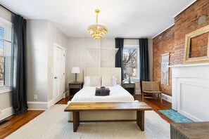 2 bedrooms, desk, WiFi, bed sheets - Short North Landing - Walkable and Pets Welcome (Columbus)