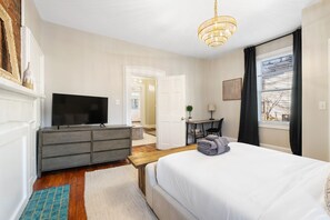 2 bedrooms, desk, WiFi, bed sheets - Short North Landing - Walkable and Pets Welcome (Columbus)
