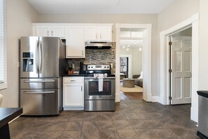 Fridge, microwave, oven, stovetop - Short North Landing - Walkable and Pets Welcome (Columbus)