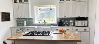Boyne City - Walk-to-town charming 3 bedroom home with central AC