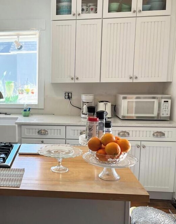 Micro-ondes, four, plaque de cuisson