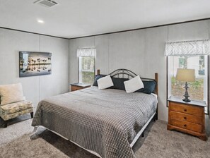 Room - Peaceful 4-bedroom house Close to Beach & Shopping (Santa Rosa Beach)