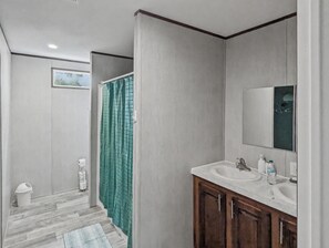 Hair dryer, towels, soap, toilet paper - Peaceful 4-bedroom house Close to Beach & Shopping (Santa Rosa Beach)