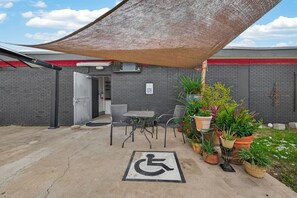 Outdoor dining - Cozy 1-bedroom apartment in North Houston warehouse district (Houston)