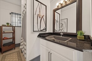 Shower, hair dryer, towels, soap - Cozy 1-bedroom apartment in North Houston warehouse district (Houston)