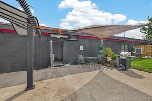 Outdoor dining - Cozy 1-bedroom apartment in North Houston warehouse district (Houston)