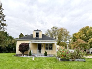 House | 4 bedrooms - Hot Tub Outdoor Living Game Room Coffee Bar (South Bend)