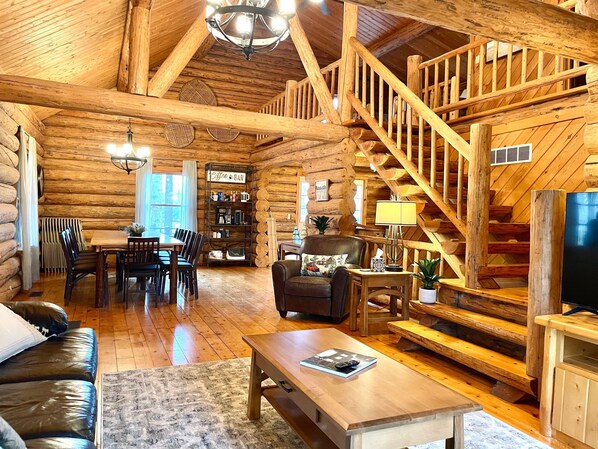 House - Hidden Log Cabin Hot Tub Ping Pong Family (Middlebury)