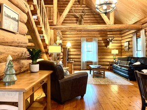 House - Hidden Log Cabin Hot Tub Ping Pong Family (Middlebury)