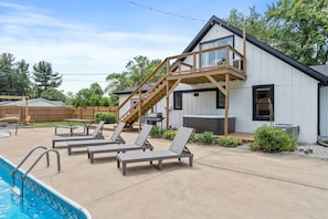 A modern house with a pool, outdoor seating, and a wooden staircase. - Pool Hot Tub 5 min to ND Coffee Bar Games (South Bend)