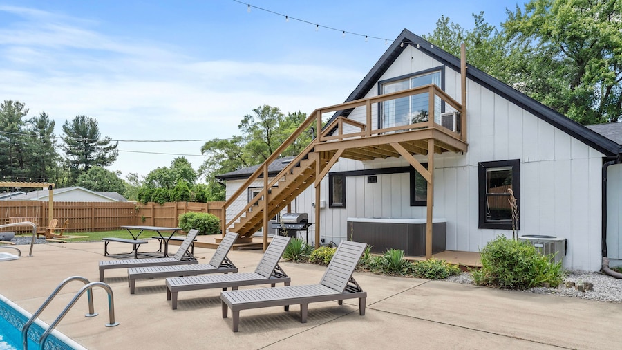 Pool Hot Tub 5 min to ND Coffee Bar Games