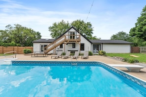 A house with a swimming pool, a wooden deck, and a covered patio area. - Pool Hot Tub 5 min to ND Coffee Bar Games (South Bend)