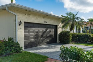 Exterior - Marbella Stays• Heated Pool • 4BR Oasis Near Beach (Hollywood)