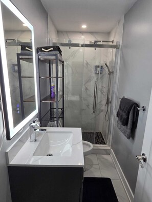 Dusche, Haartrockner, Handtücher, Seife