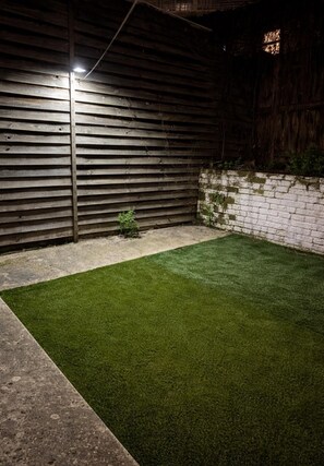 Property grounds - Cozy & Modern 2 Bed Flat Close to Canary Wharf, Parking included. (London)