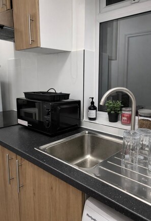 Private kitchen - Cozy & Modern 2 Bed Flat Close to Canary Wharf, Parking included. (London)