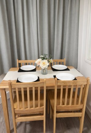 Dining - Cozy & Modern 2 Bed Flat Close to Canary Wharf, Parking included. (London)