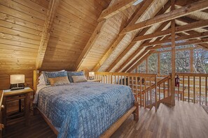 Room - Romantic Mountain Hideaway Cozy Pet-Friendly Cabin "Mountain Mist" (Sevierville)