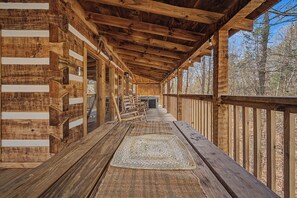 Terrace/patio - Romantic Mountain Hideaway Cozy Pet-Friendly Cabin "Mountain Mist" (Sevierville)