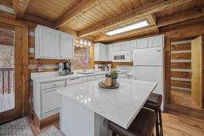 Private kitchen - Romantic Mountain Hideaway Cozy Pet-Friendly Cabin "Mountain Mist" (Sevierville)
