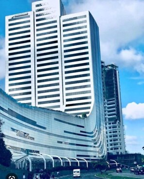 En moderne bygning med en buet facade og flere etager.