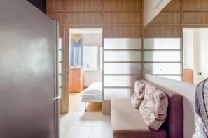 1 bedroom, WiFi, bed sheets - Comfort Meets Convenience
Perfect for Business or Leisure
Secure &Stylish Living (Taguig)