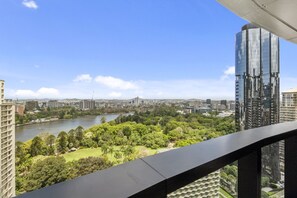 Property grounds - Premium 2-Bed 2-BathSkytower Uptown Apartment | Central Park-Style Views (Brisbane City)