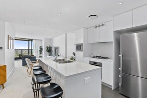 Private kitchen - Premium 2-Bed 2-BathSkytower Uptown Apartment | Central Park-Style Views (Brisbane City)