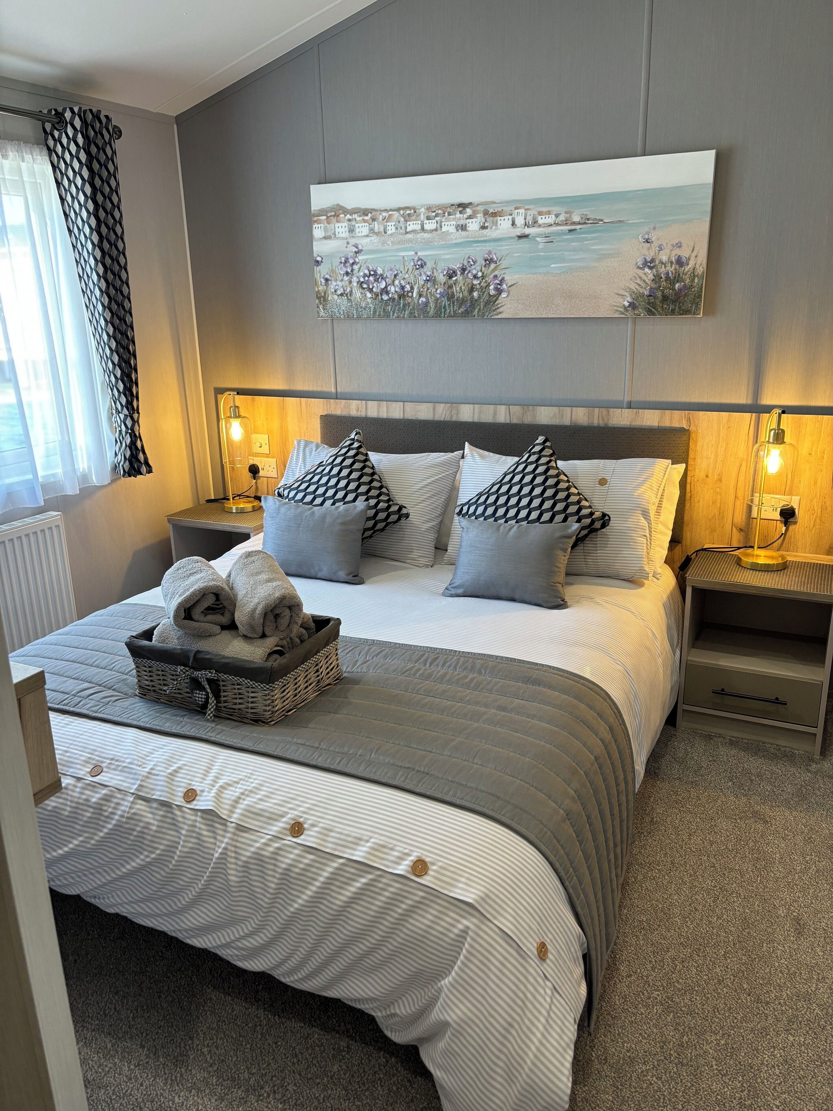2 bedrooms, iron/ironing board, internet, bed sheets