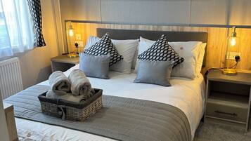 2 bedrooms, iron/ironing board, internet, bed sheets
