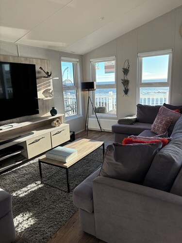 New south facing lodge, amazing sea views, town amenities and beaches nearby.