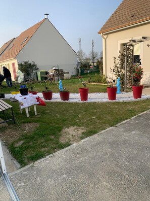 Property grounds - Cosy bed and breakfast near Disneyland (Boissy-le-Châtel)