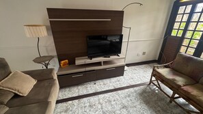 Living area - House with pool in the center of Mongaguá, near the street market, beachfront house. (Mongaguá)