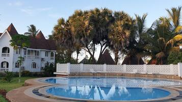 Una piscina al aire libre